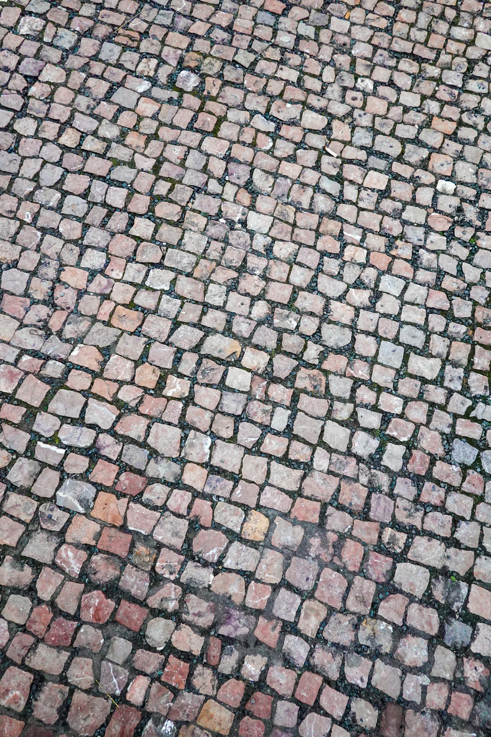 Detailed paver border and pattern transition for a driveway layout